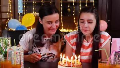 年轻<strong>女孩</strong>和妈妈带着<strong>生日蛋糕</strong>参加周年庆派对